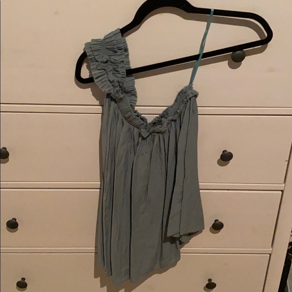 One shoulder top